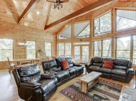 Deluxe Cabin For Groups Near Helen w Hot Tub，位于科尼利亚的酒店