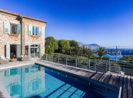 Villa de charme moderne avec piscine et vue mer，位于尼斯的住宿加早餐旅馆