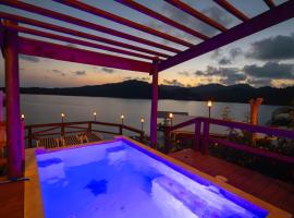 El Palacio Rosa on Blue Lagoon 2BR Beachfront Suite on pristine & quiet bay w incredible views，位于Arrozal的公寓