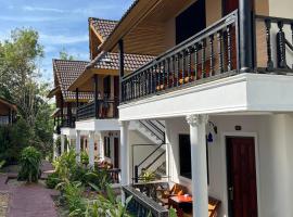 Kata Villa Merit Hill Bungalows，位于卡伦海滩的酒店