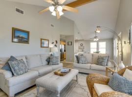 Galveston Getaway Spacious Home Less Than 1 Mi to Beaches，位于加尔维斯敦的酒店