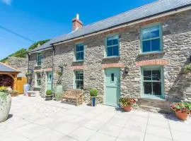 Min y Don, stone cottage by the edge of the sea, Llangrannog