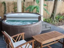 Secret Garden Studio w/ Hot Tub: Near Forsyth Park