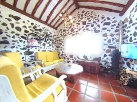 Adorable studio near Praia da Vitoria with fireplace 29 m²