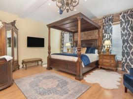 Grand Mansion-Royal Crown suite!，位于史密斯堡的乡村别墅