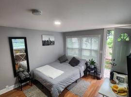 Cozy studio in a lovely area，位于Forest Hills的酒店