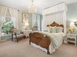 Grand Mansion-Magnolia suite!，位于史密斯堡的度假屋