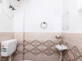 OYO 81056 Green Golden Guest House，位于莫拉达巴德的酒店