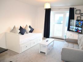 Windsor to Heathrow spacious 2 Bedroom 2 Bath Apartment with Parking - Langley village Elizabeth Line to London, Reading, Oxford，位于斯劳的酒店