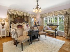 Grand Mansion-Blooming Garden suite!，位于史密斯堡的乡村别墅