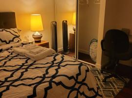 Two luxury bedrooms in the basement，位于温尼伯的带停车场的酒店