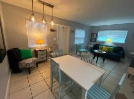 5 Mins from Clearwater Beach with Free Wi-Fi & TV，位于克利尔沃特的公寓