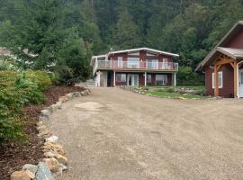 Shuswap, Sun Filled, Pet Friendly, Beach Cottage & Suite，位于Blind Bay的酒店