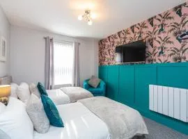 Beachfront Apartment 3 Bedrooms Sleeps 7 - Gateway to the Lake District - Newly Refurbished