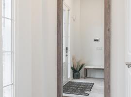 Spacious 5-Bedroom Home with 4.5 Bathrooms: 3 Sassafras Road，位于Midhurst的酒店