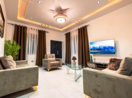 Luxury 2-Bedroom Apt at Achimota，位于Taifa的酒店