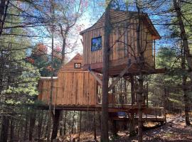 Little Birds Treehouse，位于Sparrow Bush的酒店