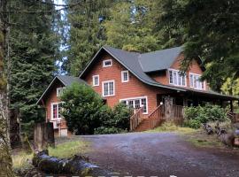 Large Lodge at Rainier Lodge (0.4 miles from entrance)，位于阿什福德的露营地