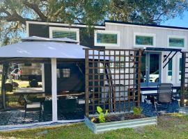 Modern, pet friendly tiny house in vibrant Clermont，位于克莱蒙的小屋