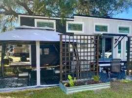 Modern, pet friendly tiny house in vibrant Clermont