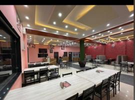 Eighty eight cafe and restaurant，位于Muzaffarnagar的酒店