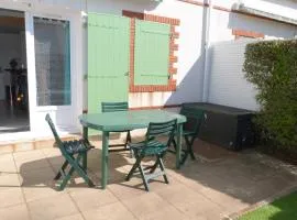 Maisonnette 4 pers. près plage, piscine et parking - FR-1-194-260