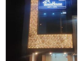 Town house cafe and hotel, Kurukshetra，位于Kurukshetra的民宿