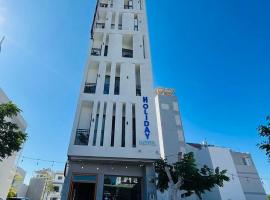 HOLIDAY HOTEL，位于Ấp Bình Hưng的酒店