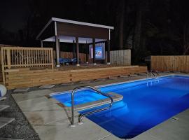 Rare Find! Private Heated Pool & Spa - Entire Home Near ATL City Center，位于亚特兰大的带按摩浴缸的酒店