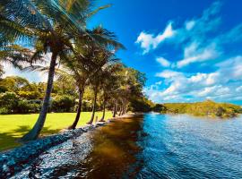 Tranquil holiday home on the water’s edge.，位于彩虹海滩的酒店