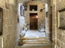 Charming 17th Cent House of Character in the famous 3 Cities, right next to Valletta，位于科斯皮夸的度假屋