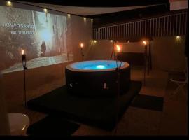 Astrolax Cinema with Jacuzzi & 4D Massage Chair，位于庞塞的度假屋