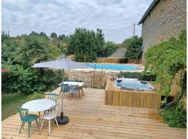 Nid Charentais Angouleme pool jacuzzi，位于La Poterie的度假屋