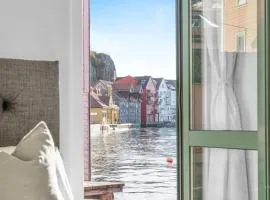 Seaside Apt. Catch Crabs from Your Bedroom Window!