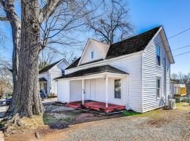 Pet-Friendly North Carolina Abode - Deck and Hot Tub，位于康科德的别墅