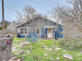 Cozy Kerrville Guest Cottage Near Guadalupe River!，位于克尔维尔的酒店