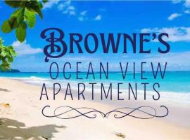 Browne’s Oceanview Apartments，位于Arnos Vale的酒店