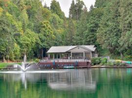 Luxurious Waterfront Retreat with Private Pond!，位于Ridgefield的酒店