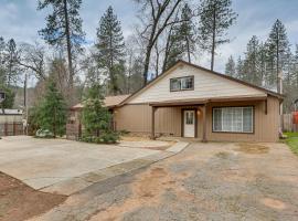 Charming Lakehead Cabin Walk to Shasta Lake!，位于莱克海德的宠物友好酒店