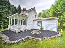 Cozy Milford Cottage on Half Acre w Deck & Grill，位于Milford的酒店