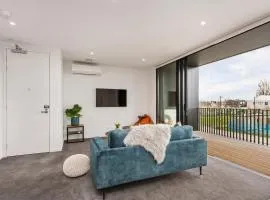CBD Location Sunny Warm Free off Street Parking