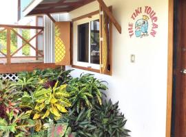 The Tiki Toucan Tropical Suite + Private Pool，位于珀拉什奇亚的酒店