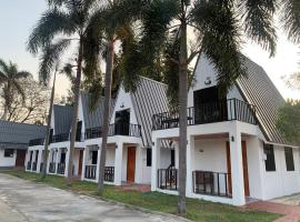RainBow House Resort，位于甘烹碧的带停车场的酒店
