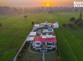 Hriday Bhoomi with Pool at Jim Corbett by StayVista，位于Jhirna的度假屋