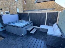 Herne Bay 2-Bedroom House with Private Hot Tub & Garden, Walk to Seafront，位于Kent的酒店