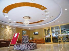 The Road View Grand Hotel & Multi Cuisine Restaurant- 18 Percentage Off On Food Order- An Svm Brand，位于海得拉巴的酒店