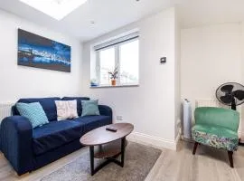 Cosy 1 Bed apartment with FREE PARKING close to Underground station zone 2 for quick access to Central London up to 5 guests