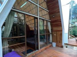 Luxury cabin and cafe hutan pinus rahong，位于Palayangan的豪华帐篷营地