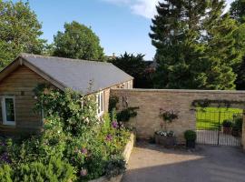 Charming Cottage surrounded by Idyllic garden in peaceful location in central Charlbury，位于查尔伯里的酒店