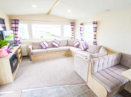 SP158 - Camber Sands Holiday Park - 3 Bedrooms - Second Toilet - Decking - Private Parking，位于坎伯利的酒店